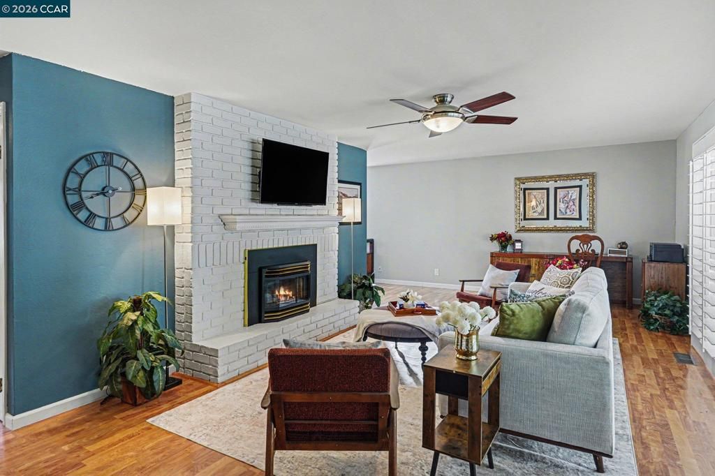 Image 3 of property listing at 236 Appalachian Dr, Martinez, CA 94553