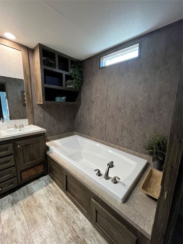 913 Bosque River Drive, Granbury, TX 76048