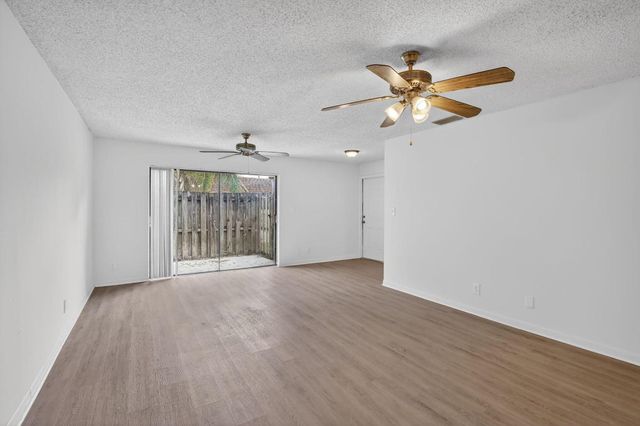 9424 NW 49th Place 13c, Sunrise, FL 33351