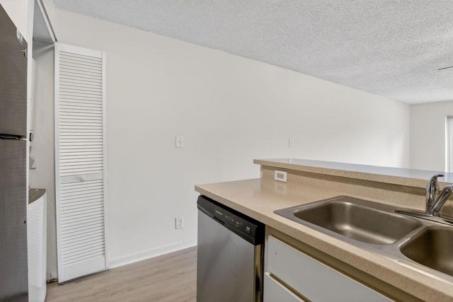 9424 NW 49th Place 13c, Sunrise, FL 33351