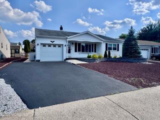 11 Thornton Road, Toms River, NJ 08757