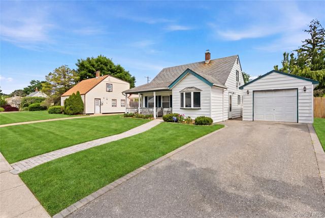 31 Sherwood Road, Levittown, NY 11756