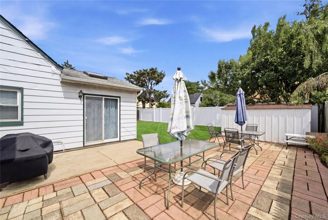 31 Sherwood Road, Levittown, NY 11756