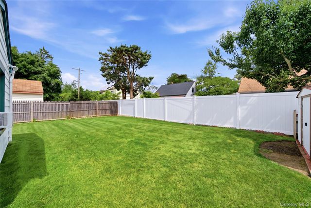 31 Sherwood Road, Levittown, NY 11756