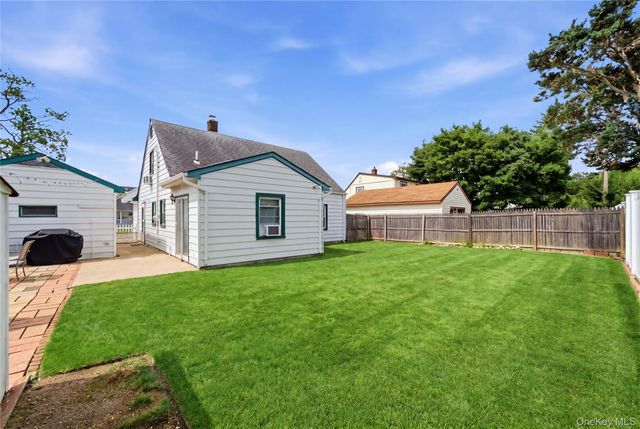 31 Sherwood Road, Levittown, NY 11756