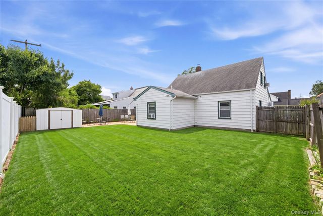 31 Sherwood Road, Levittown, NY 11756