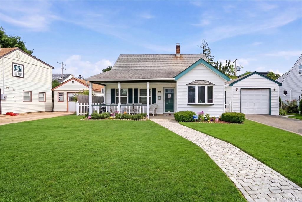 31 Sherwood Road, Levittown, NY 11756