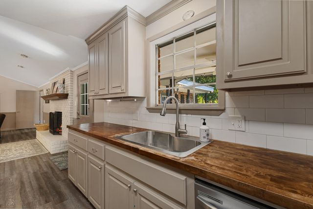 34 Country Park Cir., Petal, MS 39465