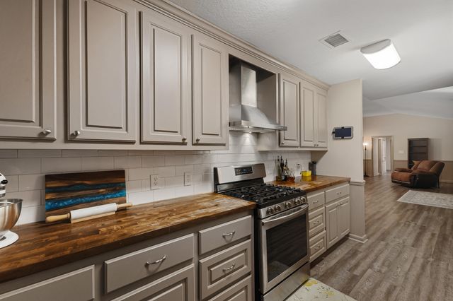 34 Country Park Cir., Petal, MS 39465