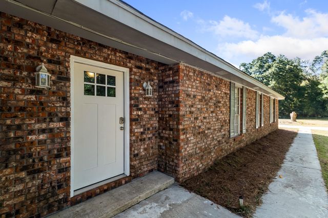 34 Country Park Cir., Petal, MS 39465