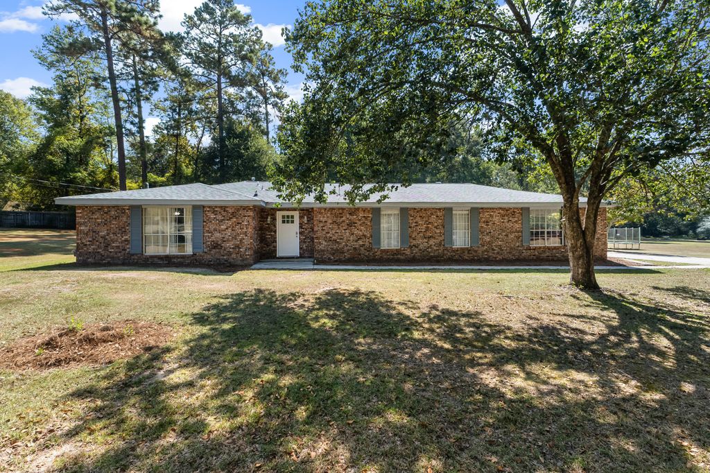 34 Country Park Cir., Petal, MS 39465