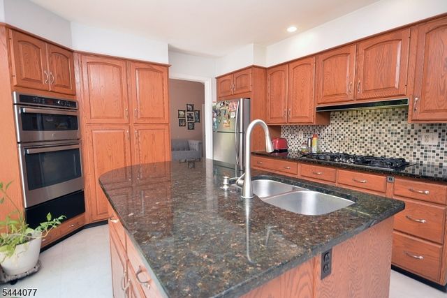 4 Heather Hill Way, Bridgewater Twp., NJ 08807