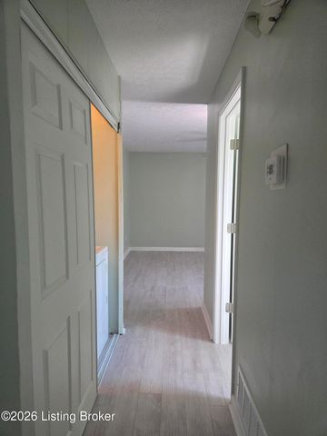 288 S Steedland Dr, Louisville, KY 40229