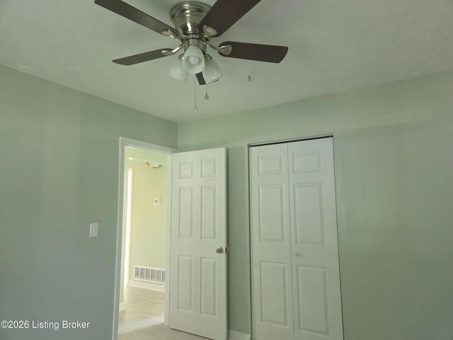 288 S Steedland Dr, Louisville, KY 40229