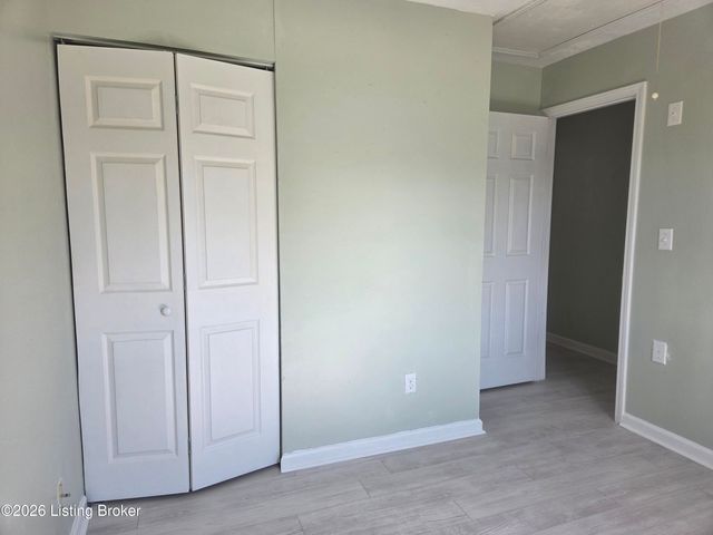288 S Steedland Dr, Louisville, KY 40229