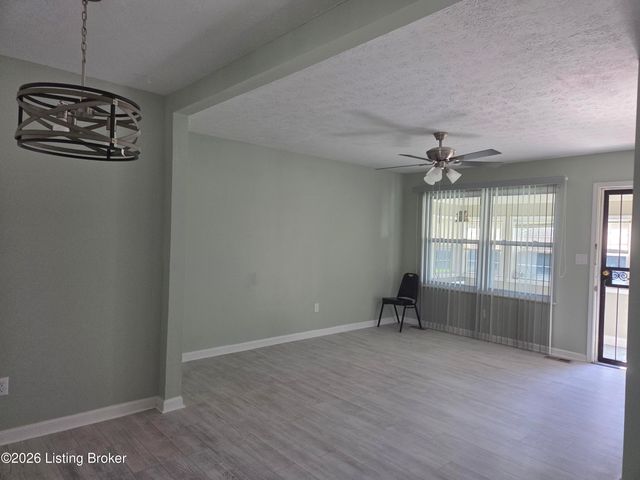 288 S Steedland Dr, Louisville, KY 40229