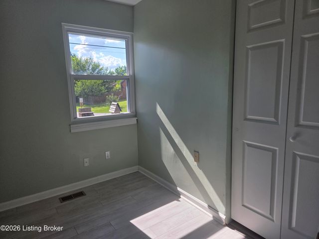 288 S Steedland Dr, Louisville, KY 40229