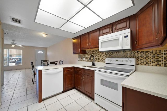 67 E COUNTRY COVE WAY, Kissimmee, FL 34743