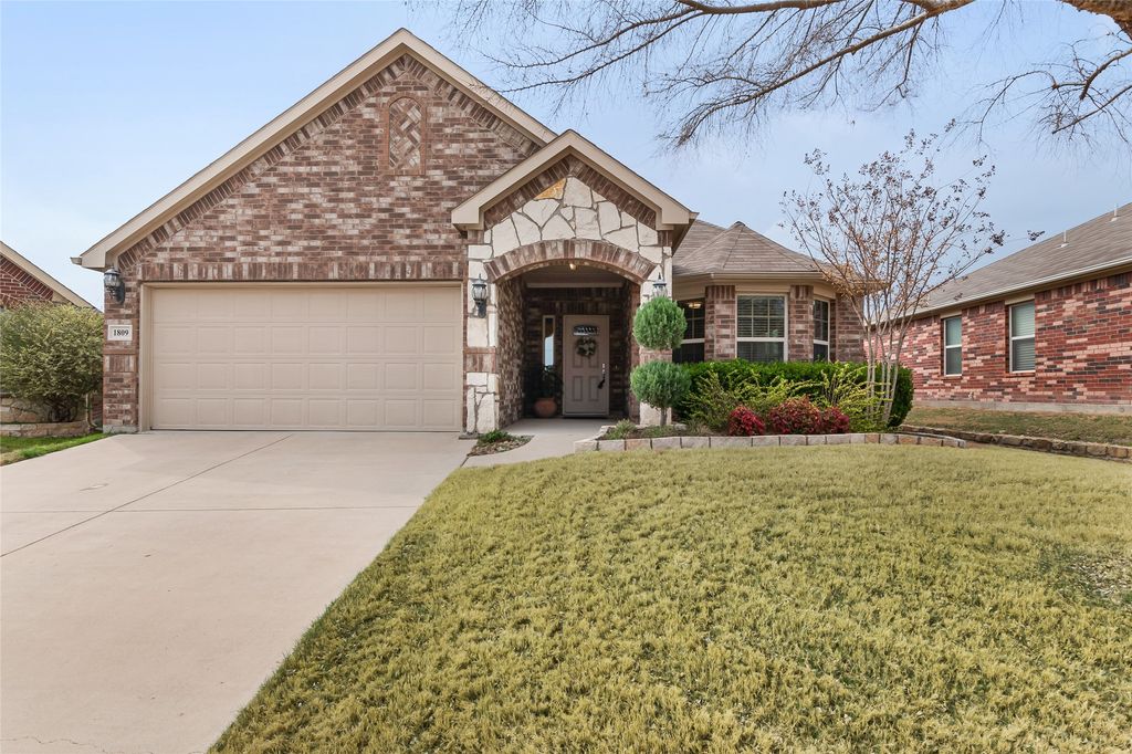 1809 Vista Royale Court, Fort Worth, TX 76108