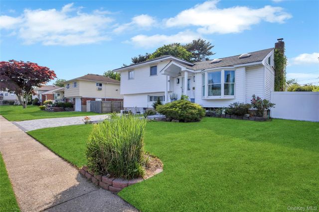 11 Lee Drive, Farmingdale, NY 11735