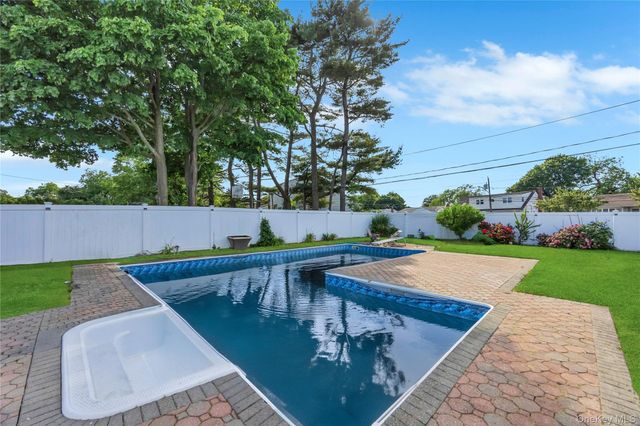 11 Lee Drive, Farmingdale, NY 11735