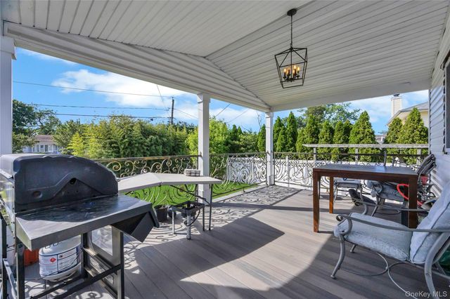 11 Lee Drive, Farmingdale, NY 11735