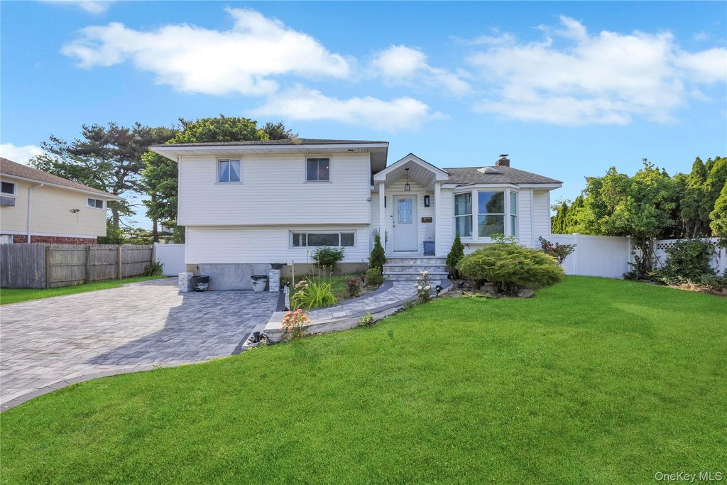 11 Lee Drive, Farmingdale, NY 11735