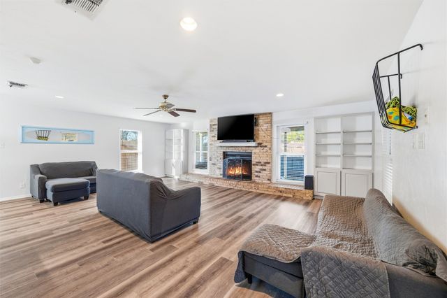 736 NW Wood Street, Burleson, TX 76028