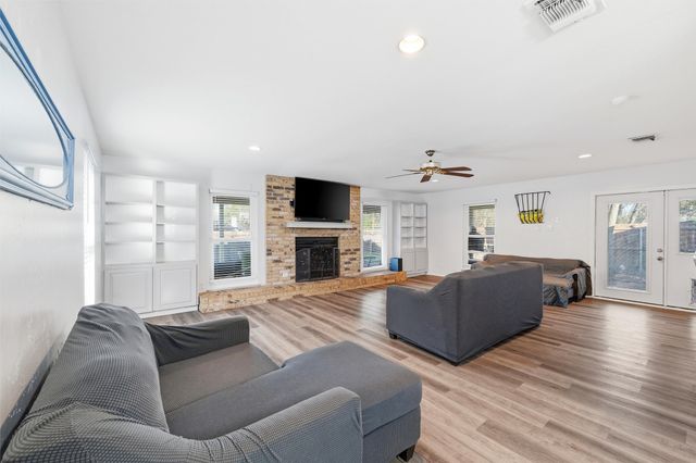 736 NW Wood Street, Burleson, TX 76028