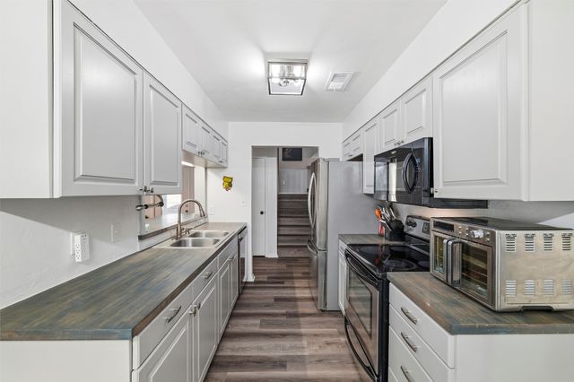 736 NW Wood Street, Burleson, TX 76028