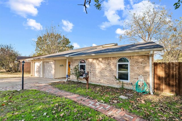 736 NW Wood Street, Burleson, TX 76028