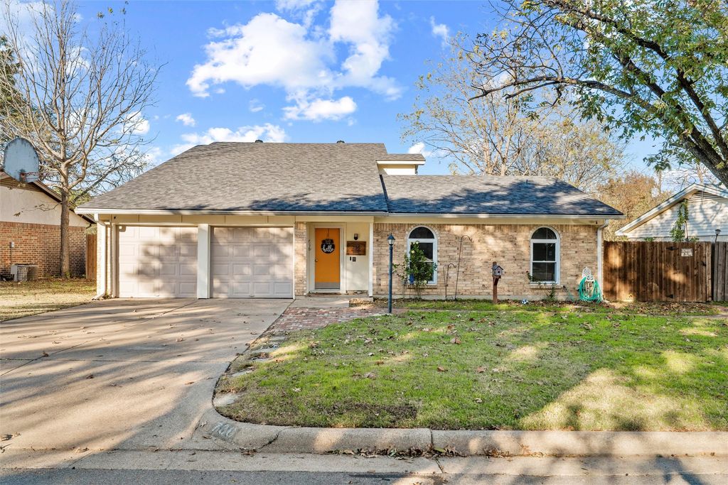 736 NW Wood Street, Burleson, TX 76028