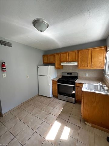 12 Pollux Cir E Apt 1, Portsmouth, VA 23701