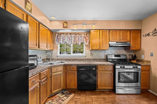1343 Ridgefield Circle, Carol Stream, IL 60188