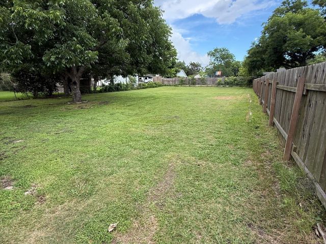 215 N Mechanic Street, Bellville, TX 77418