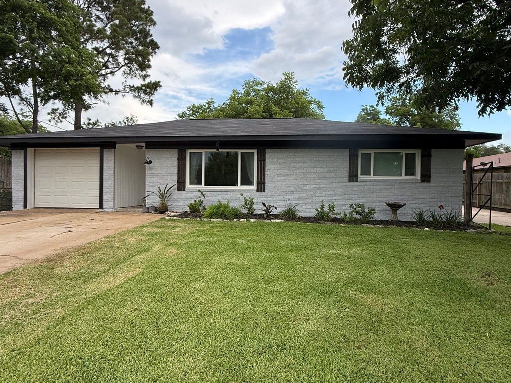 215 N Mechanic Street, Bellville, TX 77418
