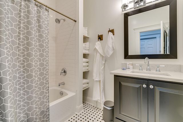 1275 E Long Street, Columbus, OH 43203