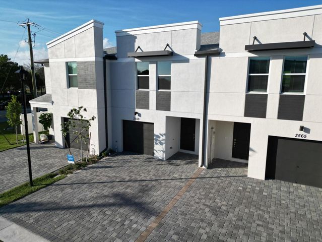 3569 San Bernardino Way, Palm Springs, FL 33461