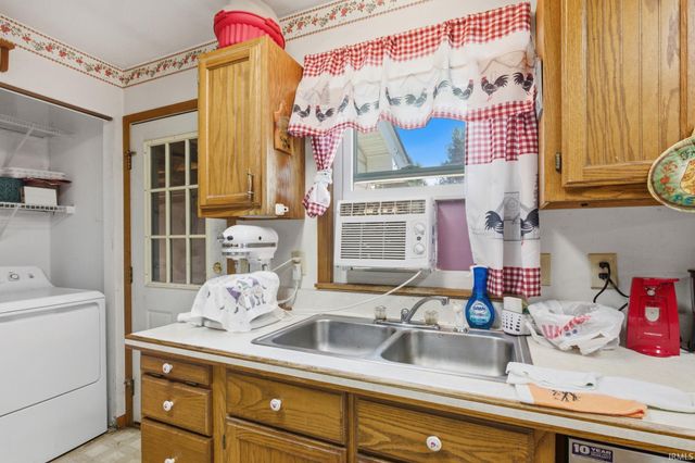855 S 8th Street, Upland, IN 46989