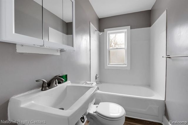 39 E Brockton Avenue, Madison Heights, MI 48071