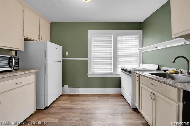 39 E Brockton Avenue, Madison Heights, MI 48071