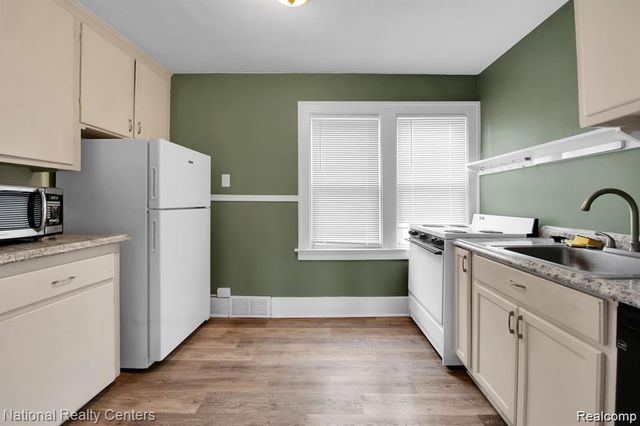 39 E Brockton Avenue, Madison Heights, MI 48071