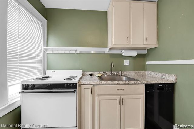 39 E Brockton Avenue, Madison Heights, MI 48071