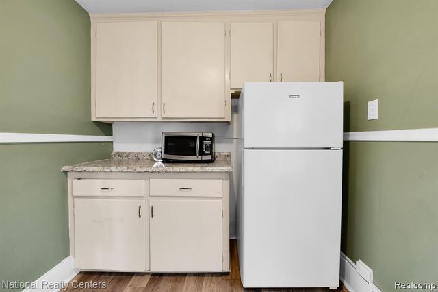 39 E Brockton Avenue, Madison Heights, MI 48071