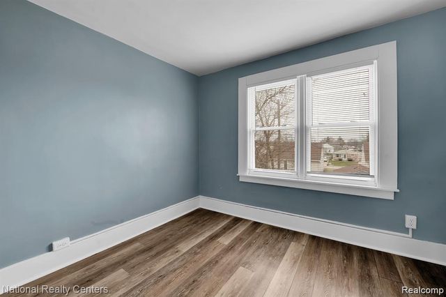 39 E Brockton Avenue, Madison Heights, MI 48071