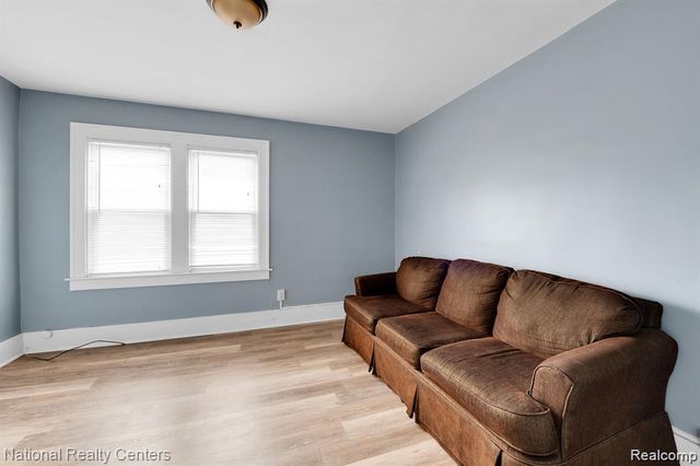 39 E Brockton Avenue, Madison Heights, MI 48071