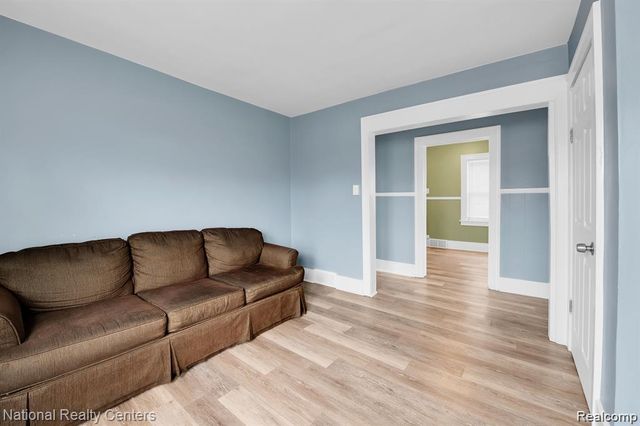 39 E Brockton Avenue, Madison Heights, MI 48071