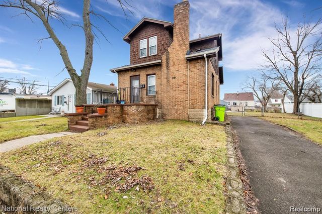 39 E Brockton Avenue, Madison Heights, MI 48071