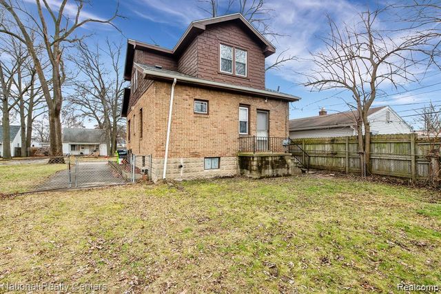 39 E Brockton Avenue, Madison Heights, MI 48071
