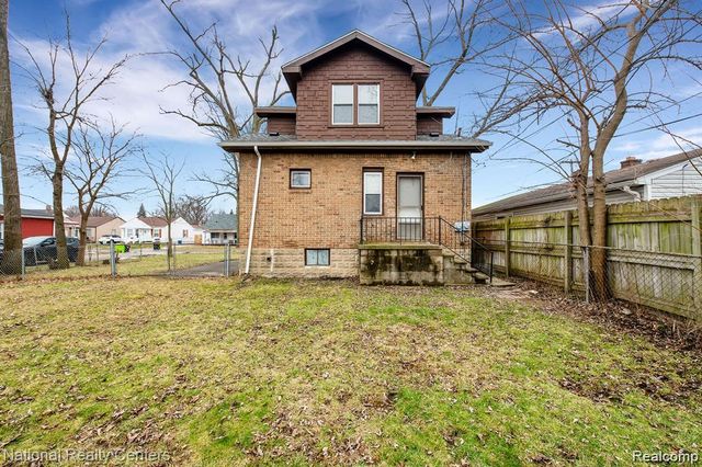 39 E Brockton Avenue, Madison Heights, MI 48071